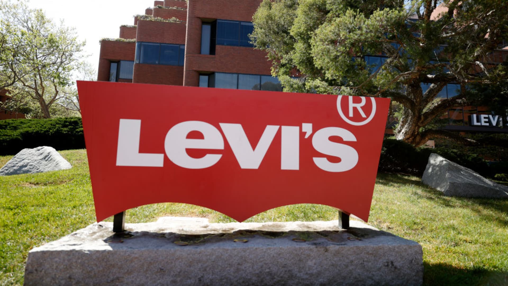 levi-strauss-boosts-sales-outlook-for-next-five-years,-banking-on-e-commerce-strength