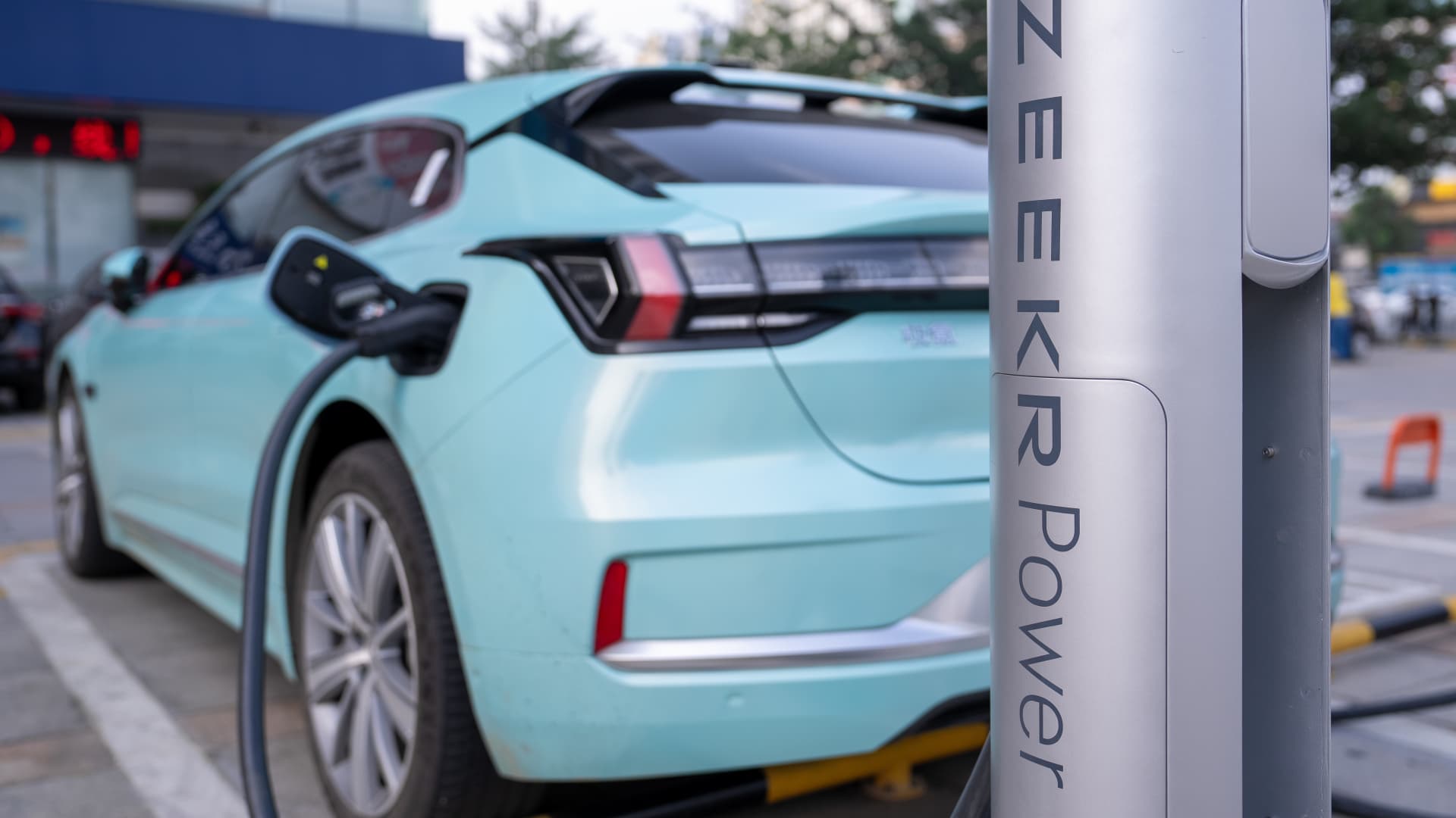 chinese-ev-brand-zeekr-is-now-worth-more-than-xpeng